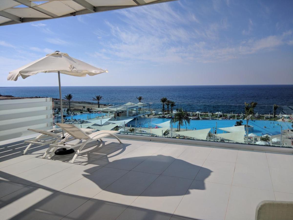 Honeymoon Suite Front Sea View